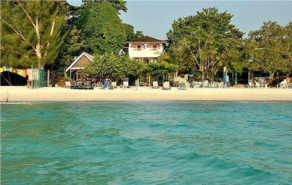 Secret Cabins At Firefly Beach Cottage Негрил Екстериор снимка