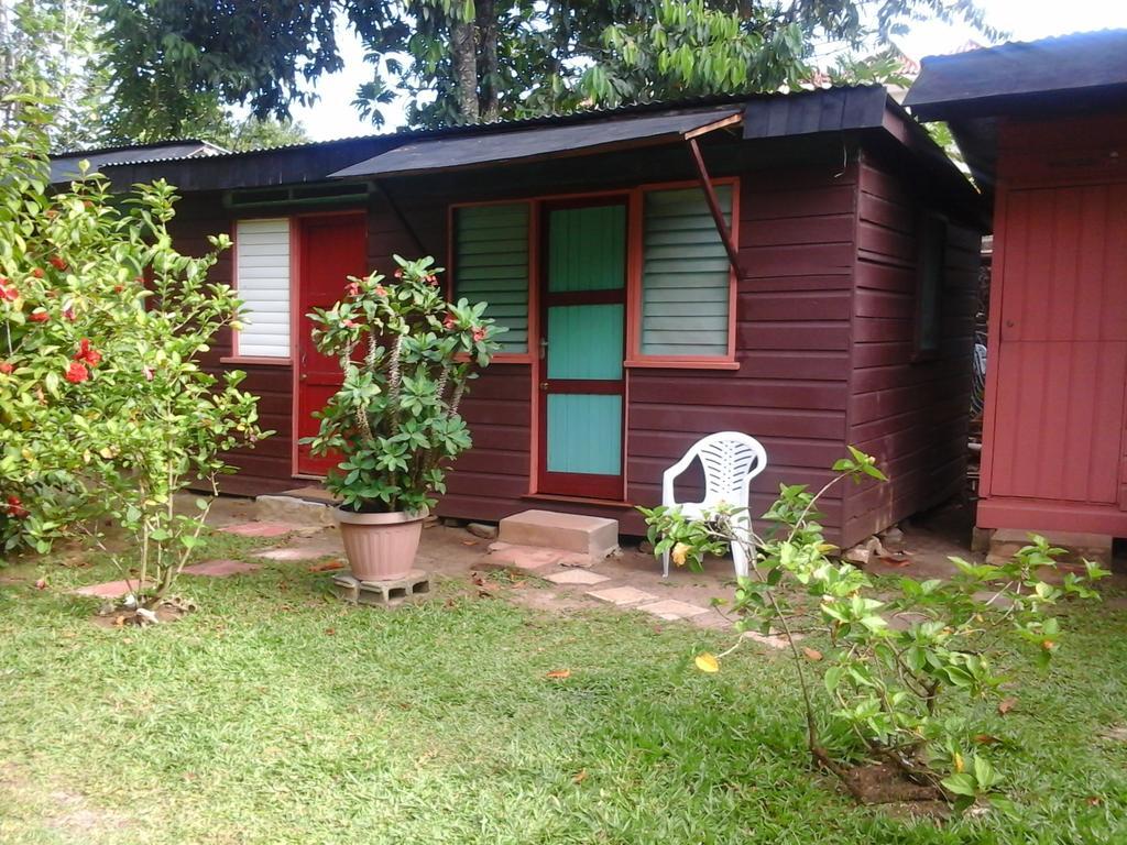 Secret Cabins At Firefly Beach Cottage Негрил Екстериор снимка