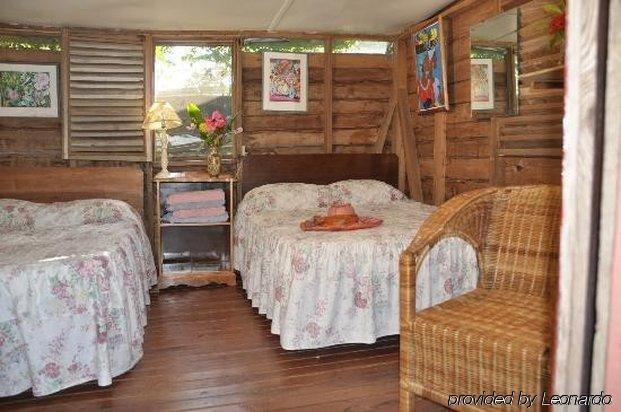 Secret Cabins At Firefly Beach Cottage Негрил Екстериор снимка